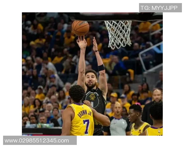 湖人勇士激战19日NBA季后赛精彩对决引发球迷热议 湖人勇士激战19日NBA季后赛精彩对决引发球迷热议